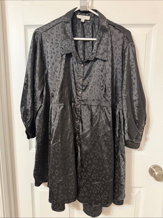 Umgee Dresses & Skirts - Umgee Black Satin Leopard-Jacquard Button-Front Tunic Trench
